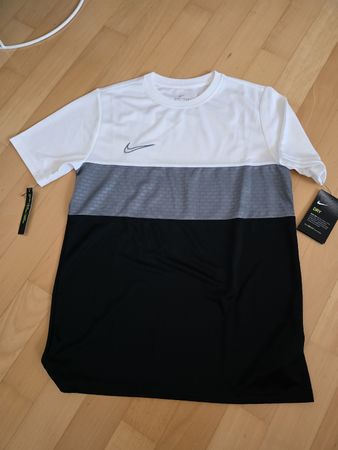 T-shirt Nike Dri-FIT neuf, taille XL, idéal pour l'été!