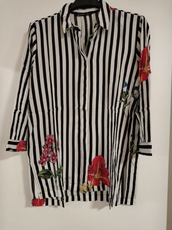 Gestreiftes Blusenhemd mit Blumenmuster von Stradivarius