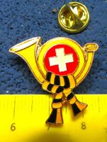 POSTKUTSCHEN SIGNAL-HORN POST-HORN PIN GLASIERT GOLDIG