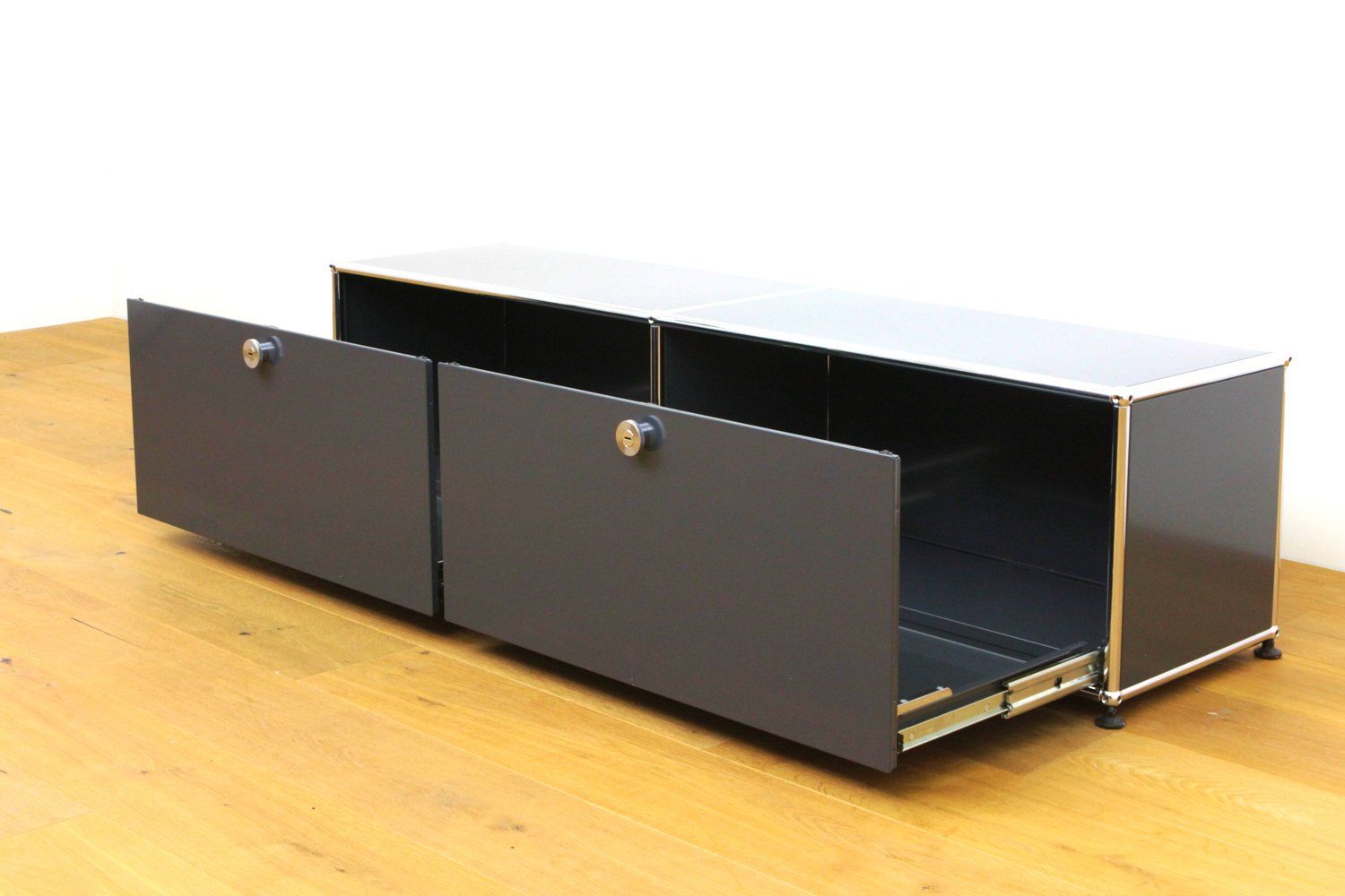 USM Mobili TV: USM Haller Lowboard Anthrazitgrau – Nuovo (secondo la descrizione) da Affoltern am Albis venduto da StudioStandard 2