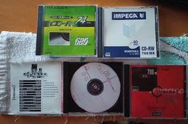 Lot de DVD-RW et CD-RW vierges et divers accessoires.