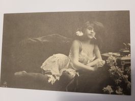 AK Foto Akt Frau um  Erotik Zigarette B1