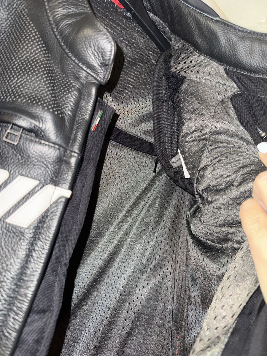 Dainese Vestes: Dainese Leder Motorradjacke Gr.48 – D'occasion à pratteln par Bogi94 9