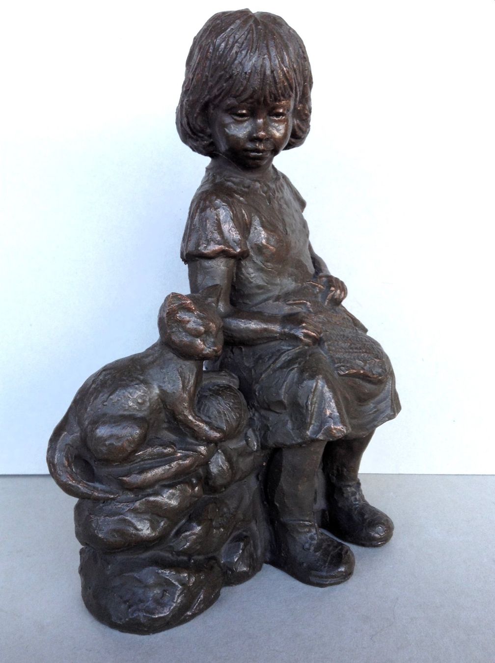Skulpturen & Statuen: Keramik Skulptur bronziert, strickendes Mädchen mit Katze – Gebraucht aus Alpnach Dorf von MZ001 1
