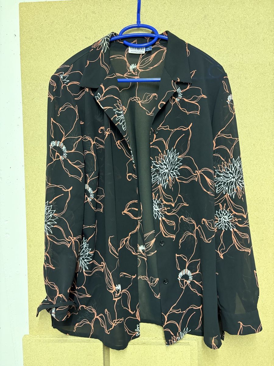 Blusen: Bluse mit Jacke  Blumenmuster Schwarz Grösse 42 – Neu (gemäss Beschreibung) aus Erlenbach ZH von Ritschly 2