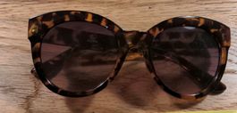Sonnenbrille im trendigen Schildpattmuster