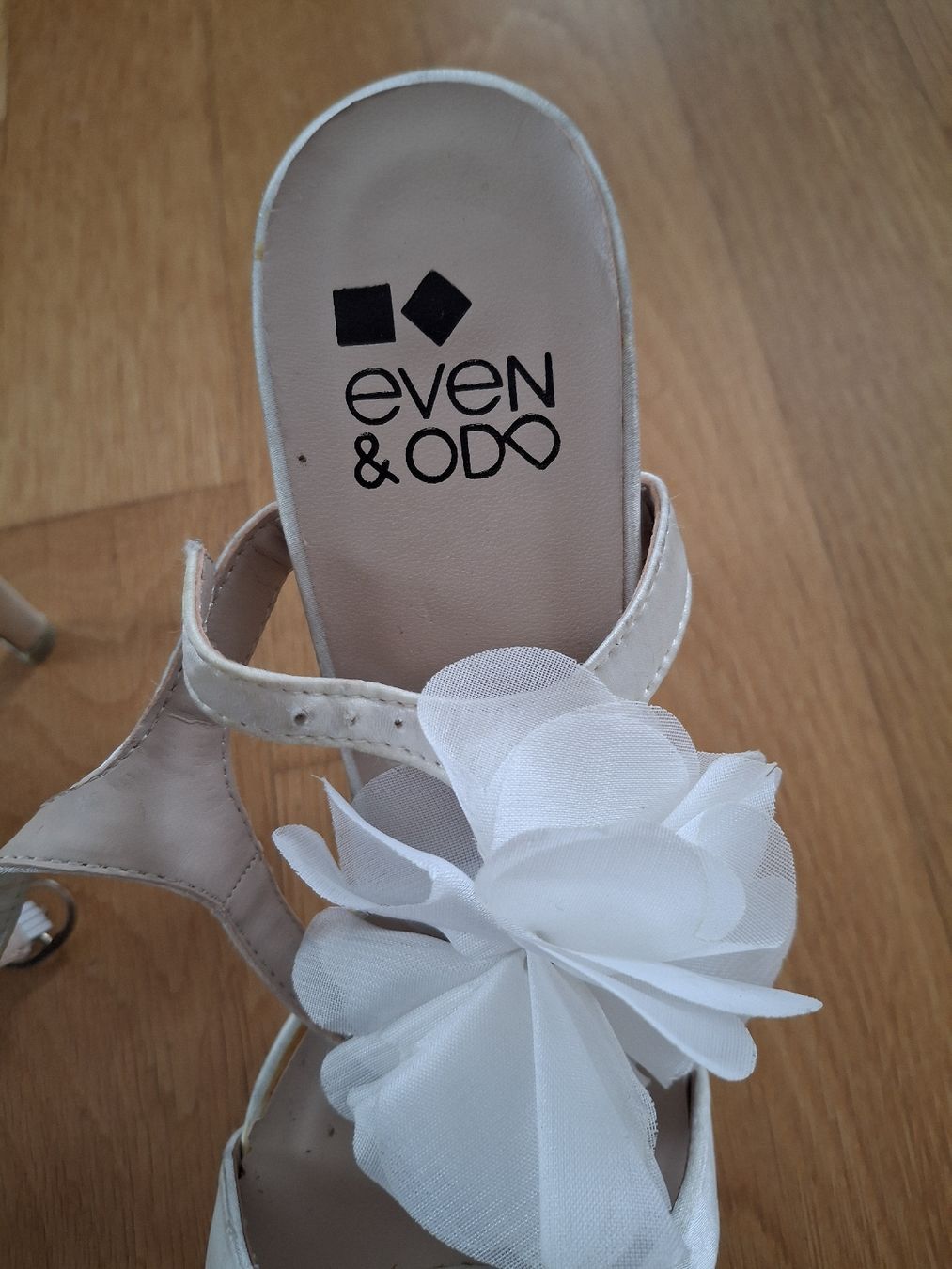 Scarpe da donna: Sandales Even&Odd blanches avec fleurs, taille 39 – Usato da Le Pâquier-Montbarry venduto da Fibilynn05 2