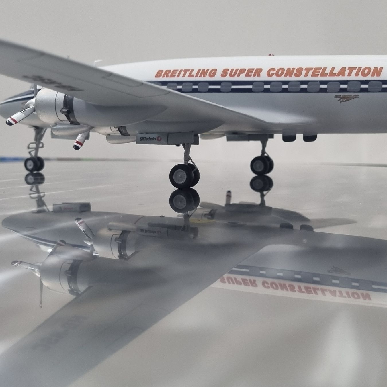 Lockheed Modellbausätze & Standmodelle: Breitling Super Constellation, Flugzeugmodell, 1:100 Holz – Neu und originalverpackt aus Männedorf von Spezial-Modelle