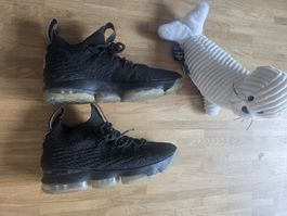 Nike LeBron 15 Noir, taille 44 - parfait pour le sport!