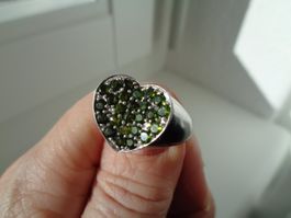Silberring mit grünen Steinen