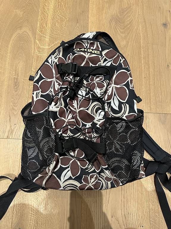 Rucksäcke: Dakine Rucksack mit Blumenmuster – Gebraucht aus Sevelen von ale_v29l