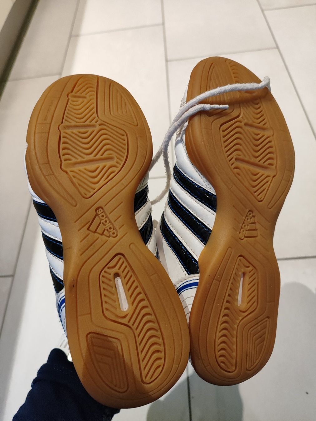 Adidas Schuhe für Jungen: Adidas Hallenschuhe / Turnschuhe Gr. 35 – Gebraucht aus Seon von Mandes1 3