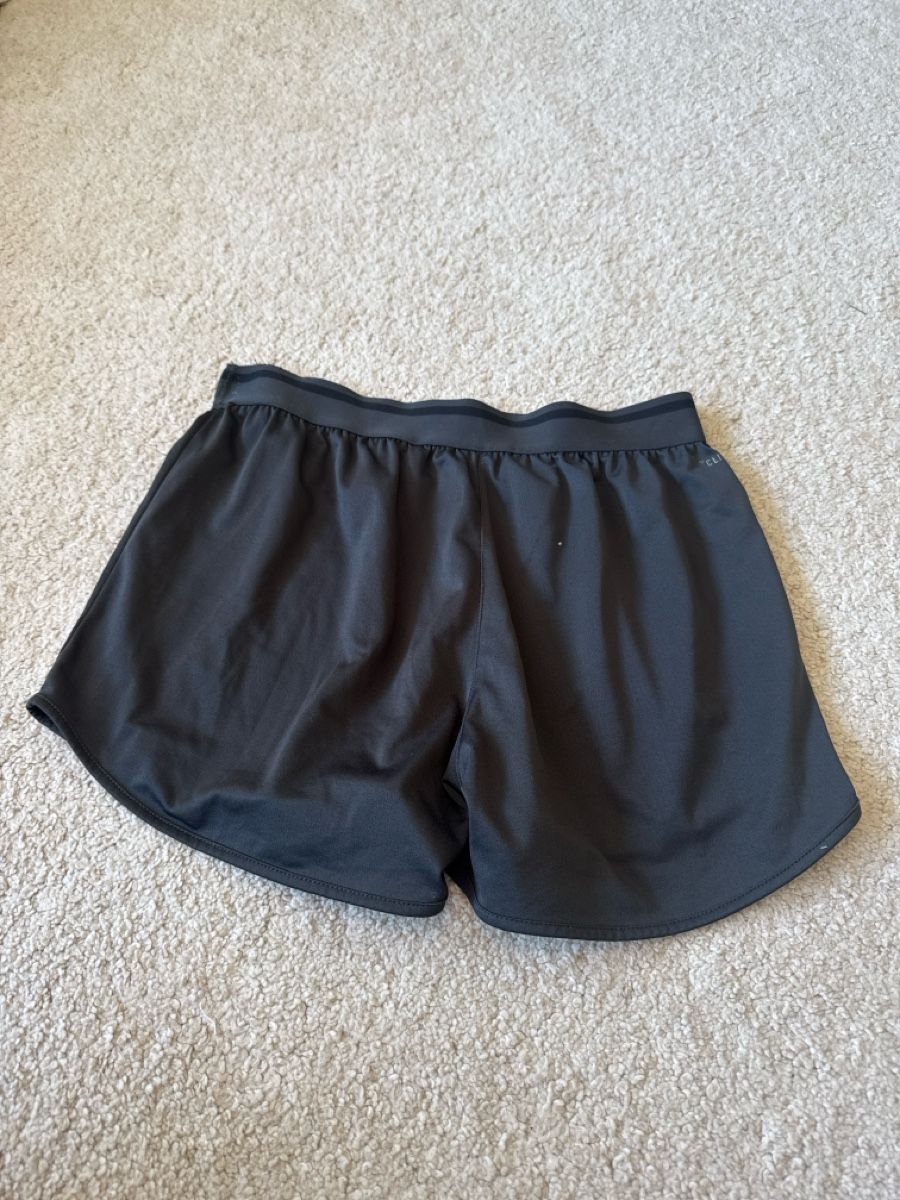 Adidas Pantaloni: Kurze Sporthose Adidas – Usato da St. Niklausen LU venduto da car_2562 1