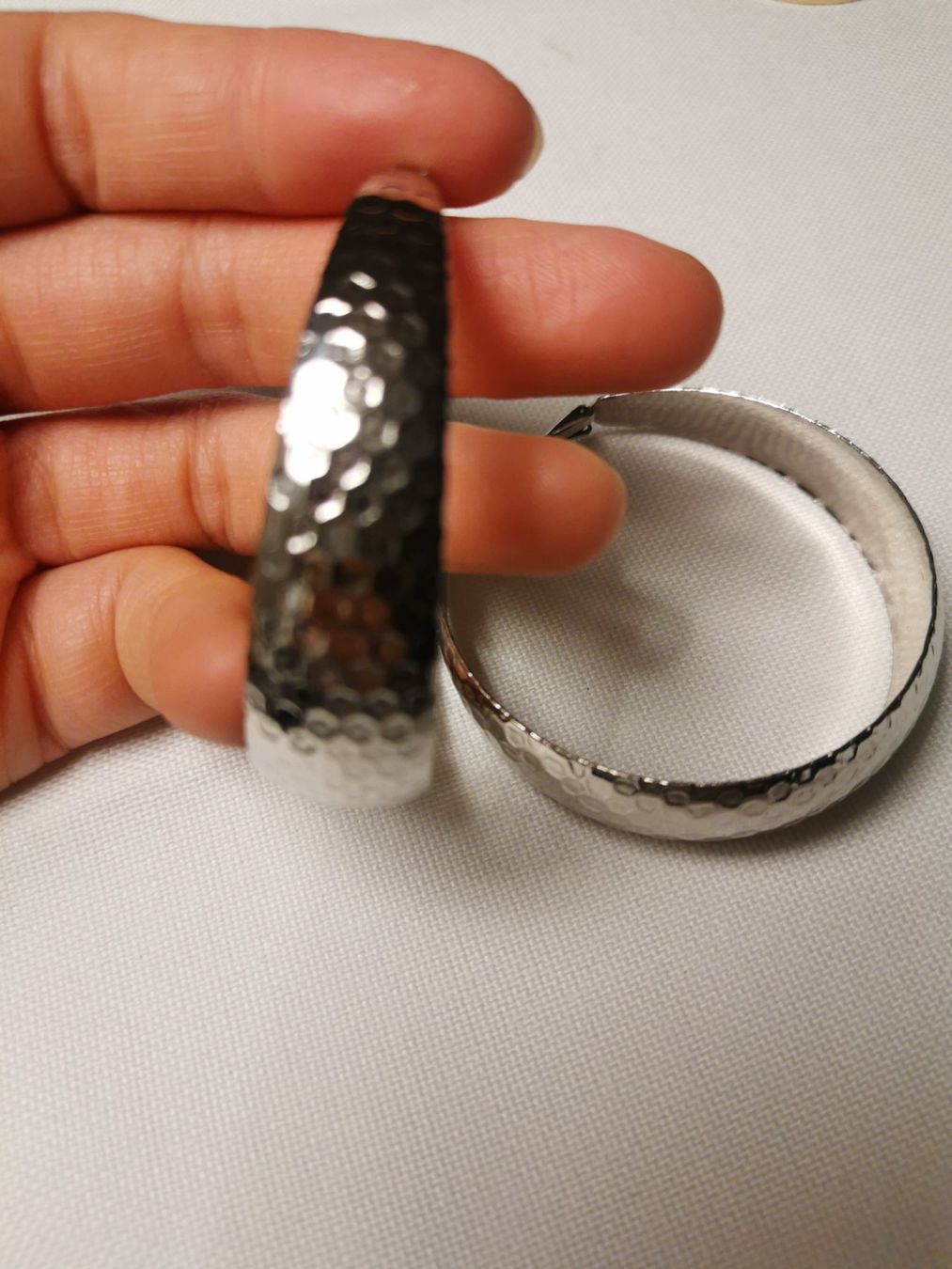 Ohrringe & -stecker: Silberfarbene Ohrringe/Kreolen – Gebraucht aus Niedergösgen von lil_s6k8 2