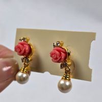 Kleine goldfarbene Ohrstecker mit Rose & Perle – Neu 572