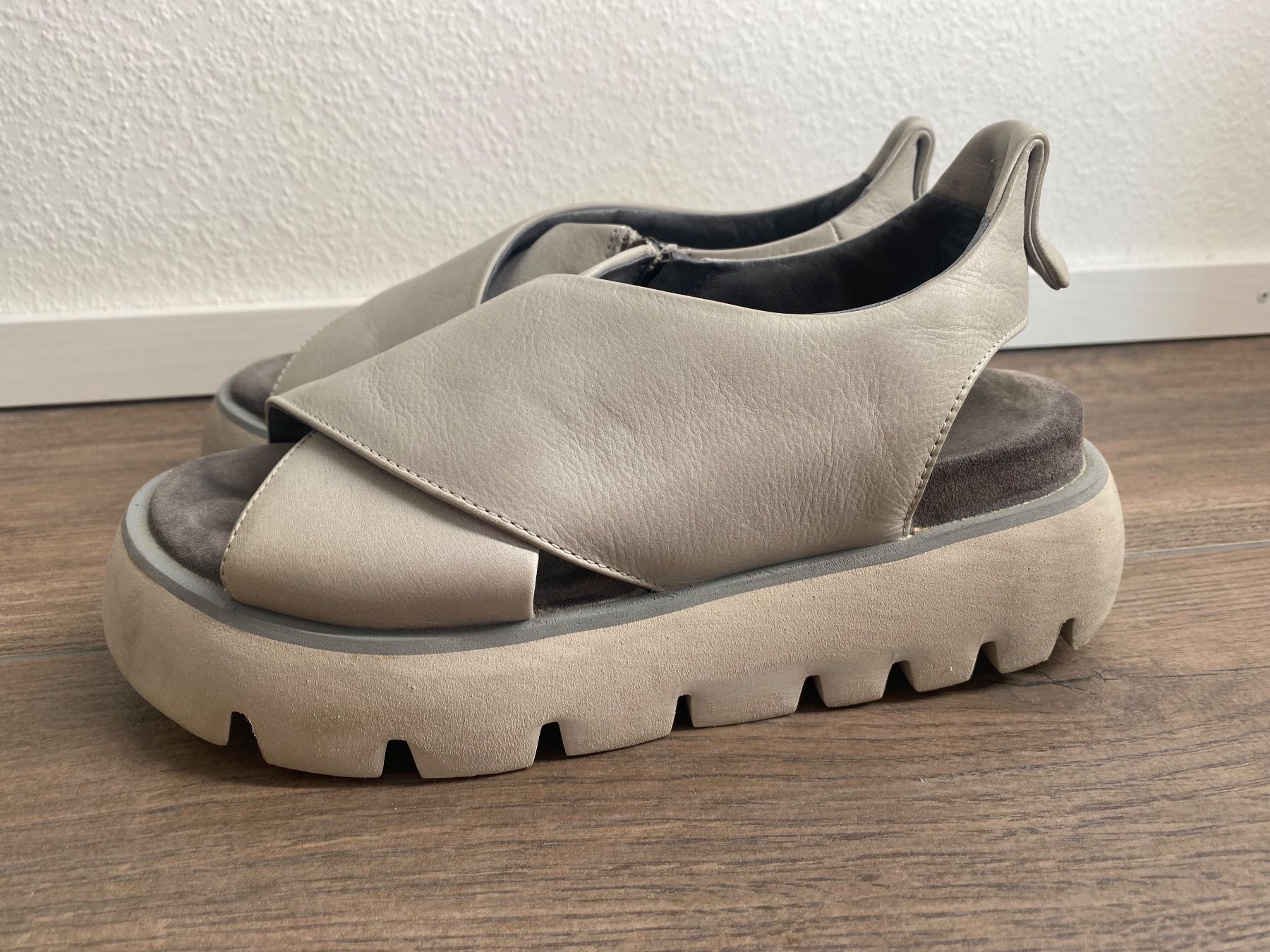 Lofina Damenschuhe: Lofina Sandalen grau Gr. 37 – Gebraucht aus Arlesheim von san_w9vr 9