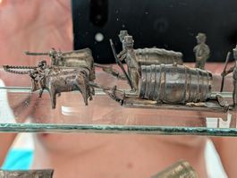antik Fuhrwerk mit 2 Kühen ziehen Fass