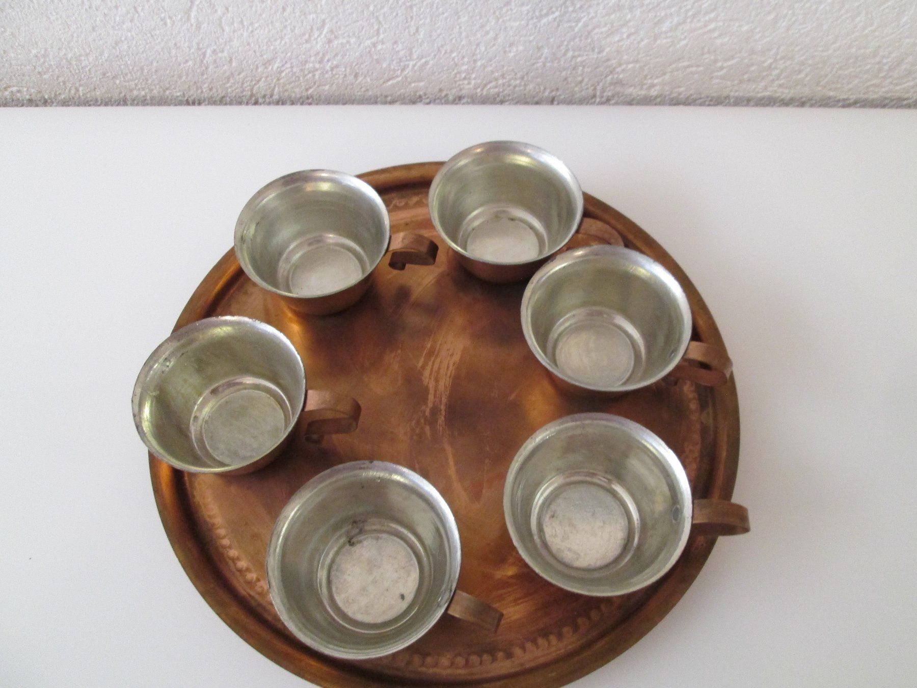Set di piatti: Altes Kaffeeservice aus Kupfer.Handgefertigt. – Usato da Movelier venduto da KRASI61 2