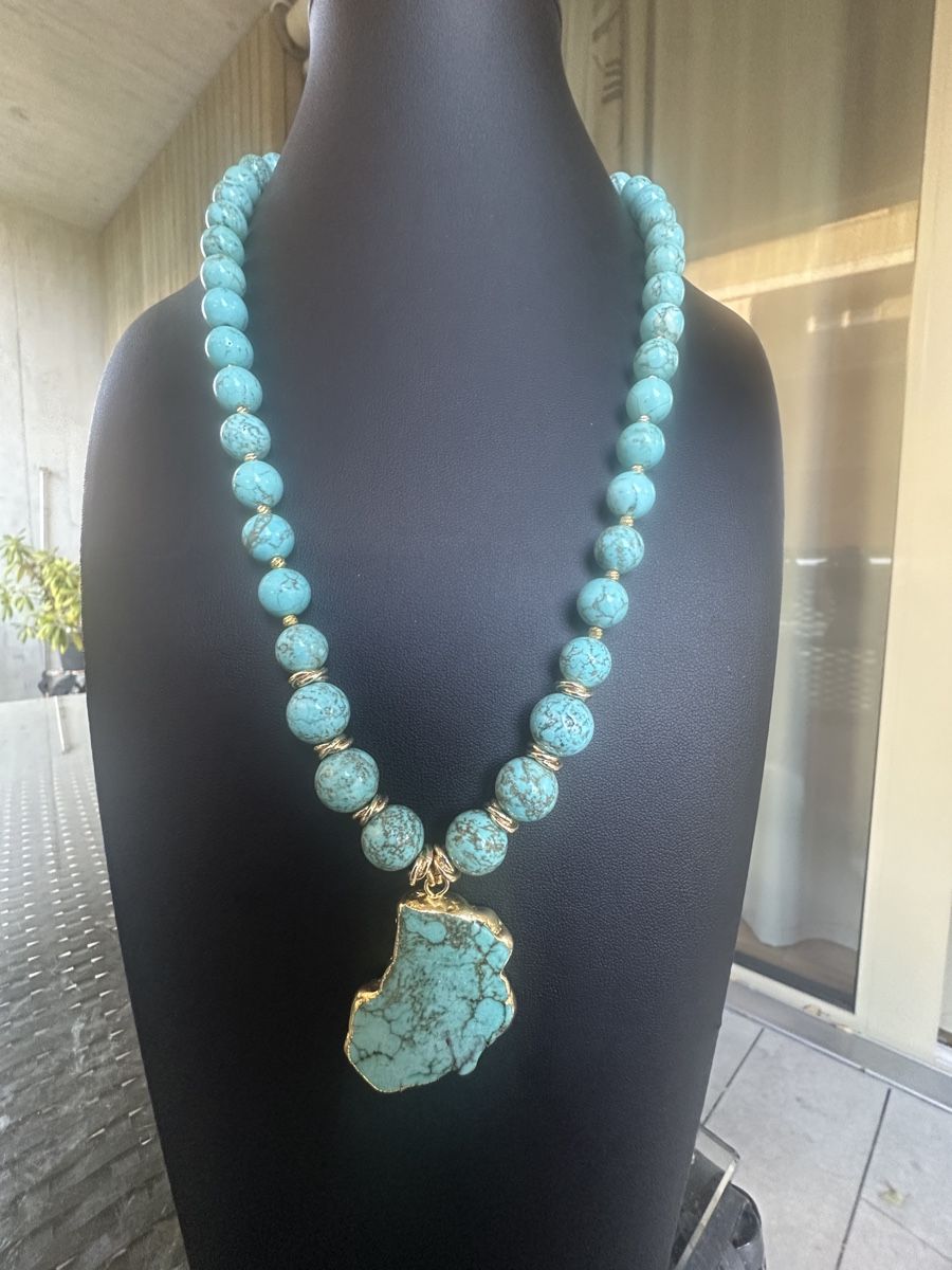 Catenine: Collier Howlith mit grossem Anhänger , Handarbeit, neu – Nuovo e nell'imballaggio originale da Kriens venduto da Hortensie6