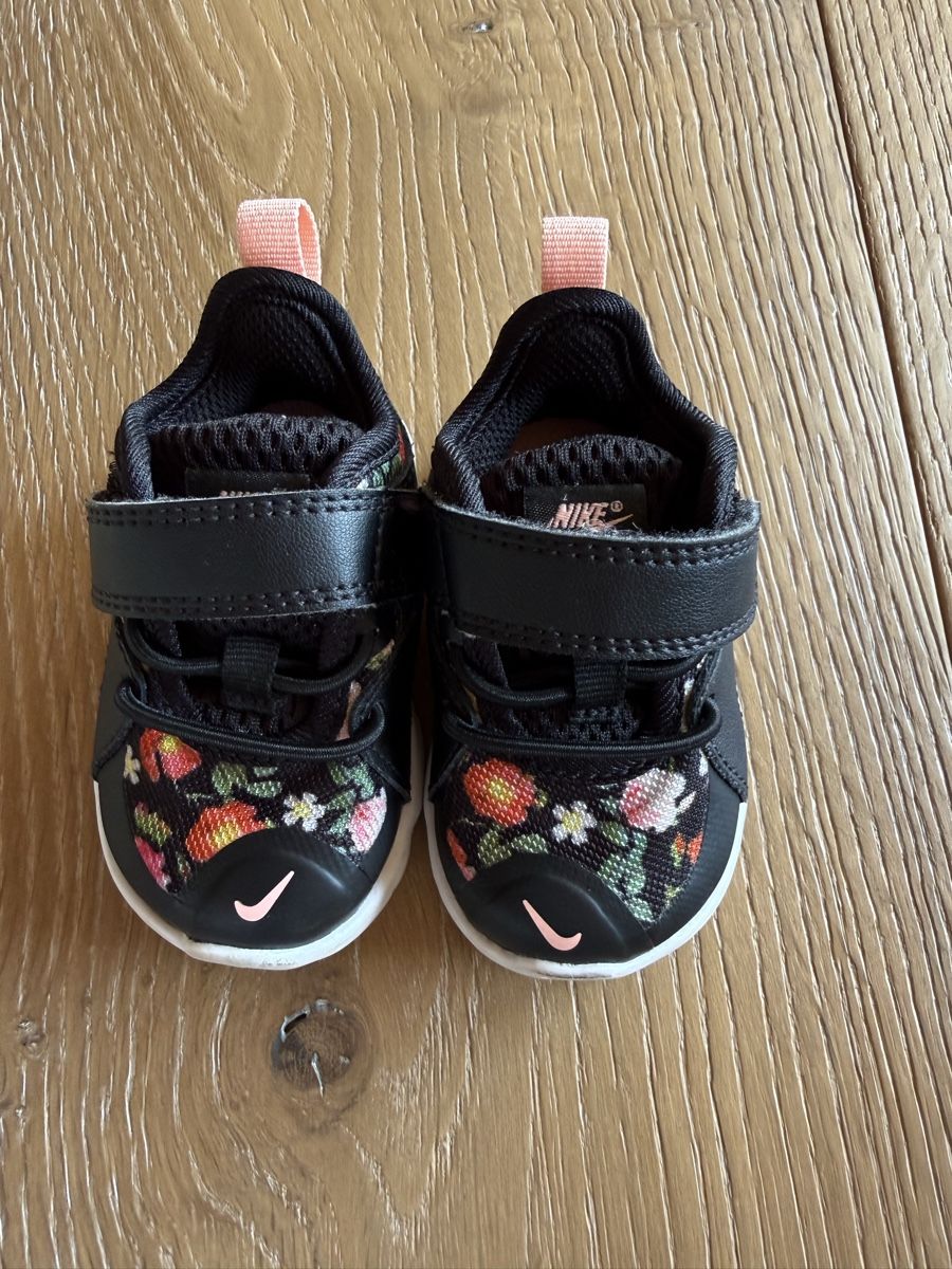 Nike Chaussures garçon: Babyschuhe Nike Grösse 17 – D'occasion à Pragg-Jenaz par gobrist