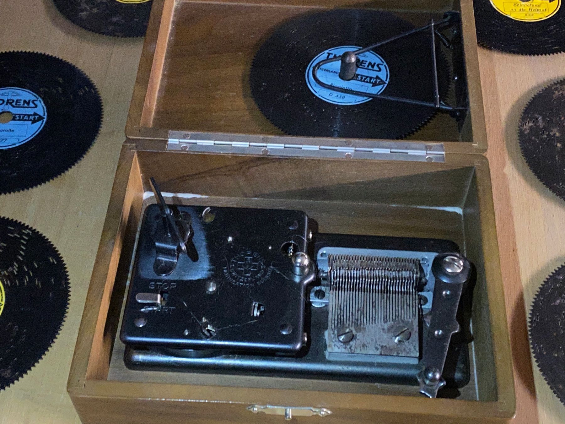 Thorens Spieldosen: THORENS POLYPHON ANTIKE SPIELBOX MIT 9 METALL LOCHPLATTEN – Gebraucht aus Vorderthal von cgar2009 2