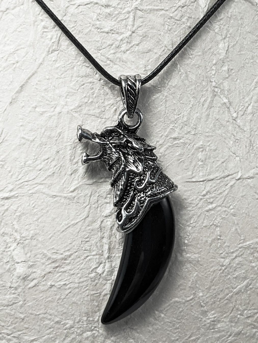 Minerali & Pietre curative: Obsidian 'Zahn' mit Wolfskopf Anhänger – Nuovo e nell'imballaggio originale da Meilen venduto da StoneGarden
