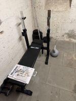 Hantelbank mit Stange und Gewicht