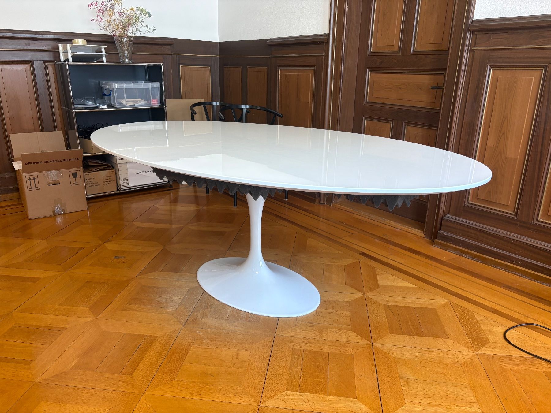 Tische: Tisch oval weiss mit Tulpenfuss – Gebraucht aus Zürich von BGPZH