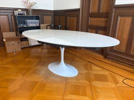 Tisch oval weiss mit Tulpenfuss
