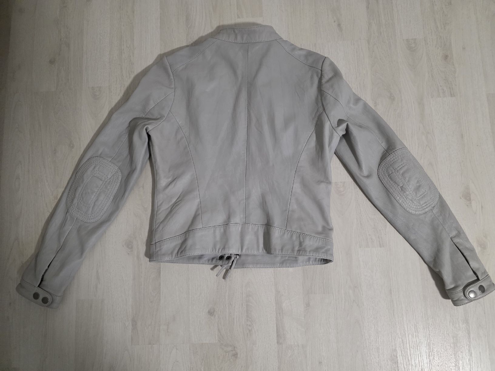 Jacken: Damen-Echtlederjacke Saint Tropez hellgrau Grösse M  – Gebraucht aus Schöftland von Aktion56 1