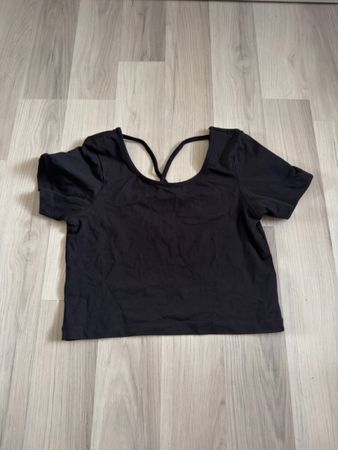 Rückenfreies Crop Top mit gekreuzten Trägern