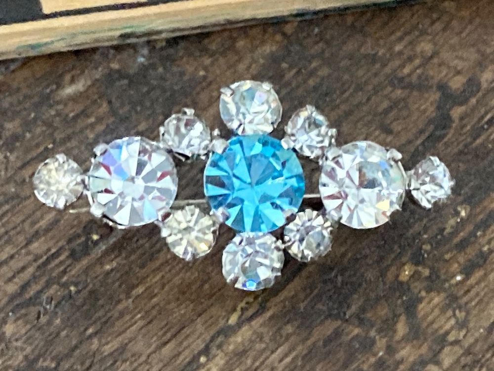 Ancienne broche en métal doré, pierres mauves et strass, vintage