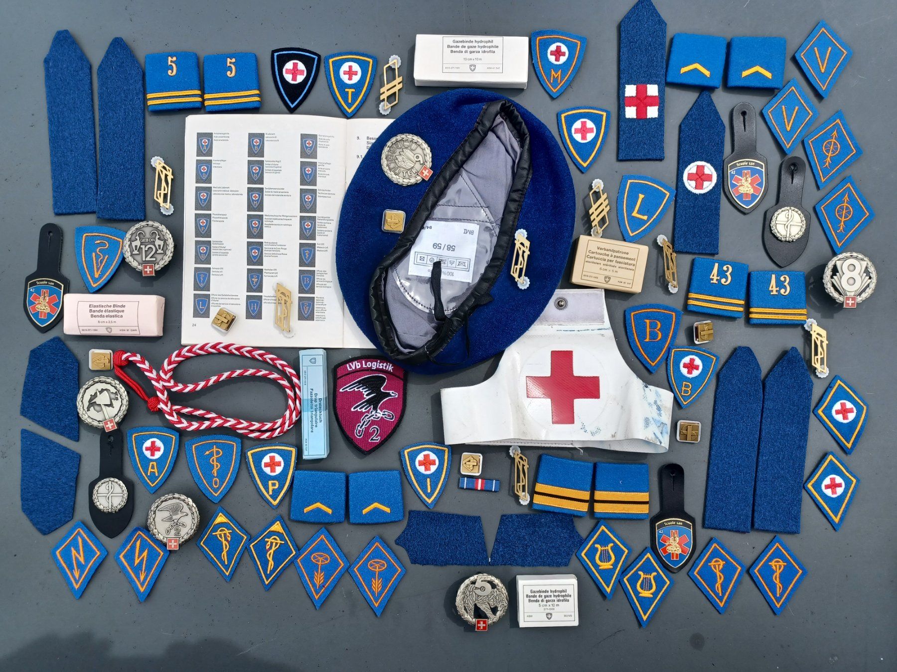 Schweizer Armee Uniformi: Lot alte Abzeichen, Sanität – Usato da Horw venduto da Mikesch108