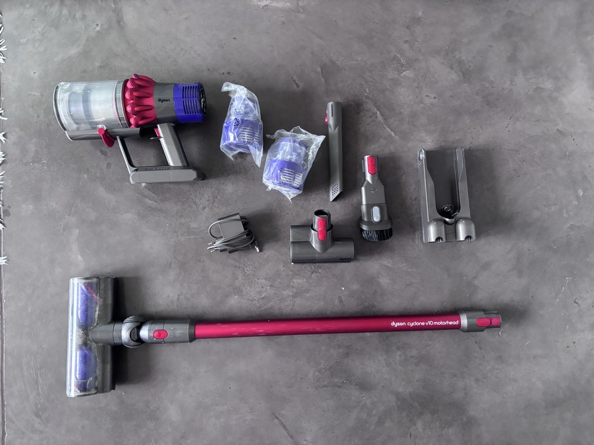 Dyson Staubsauger & Zubehör: Dyson V10 Staubsauger – Gebraucht aus Zürich von mme95