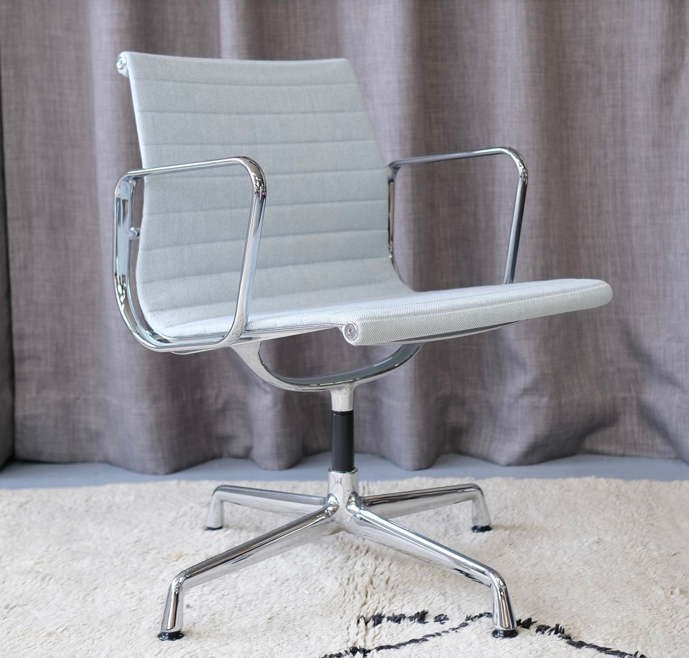 Vitra Sedie: Vitra EA 108 Aluminium chair Eames – Usato da Bern venduto da Zmodern_CON 3