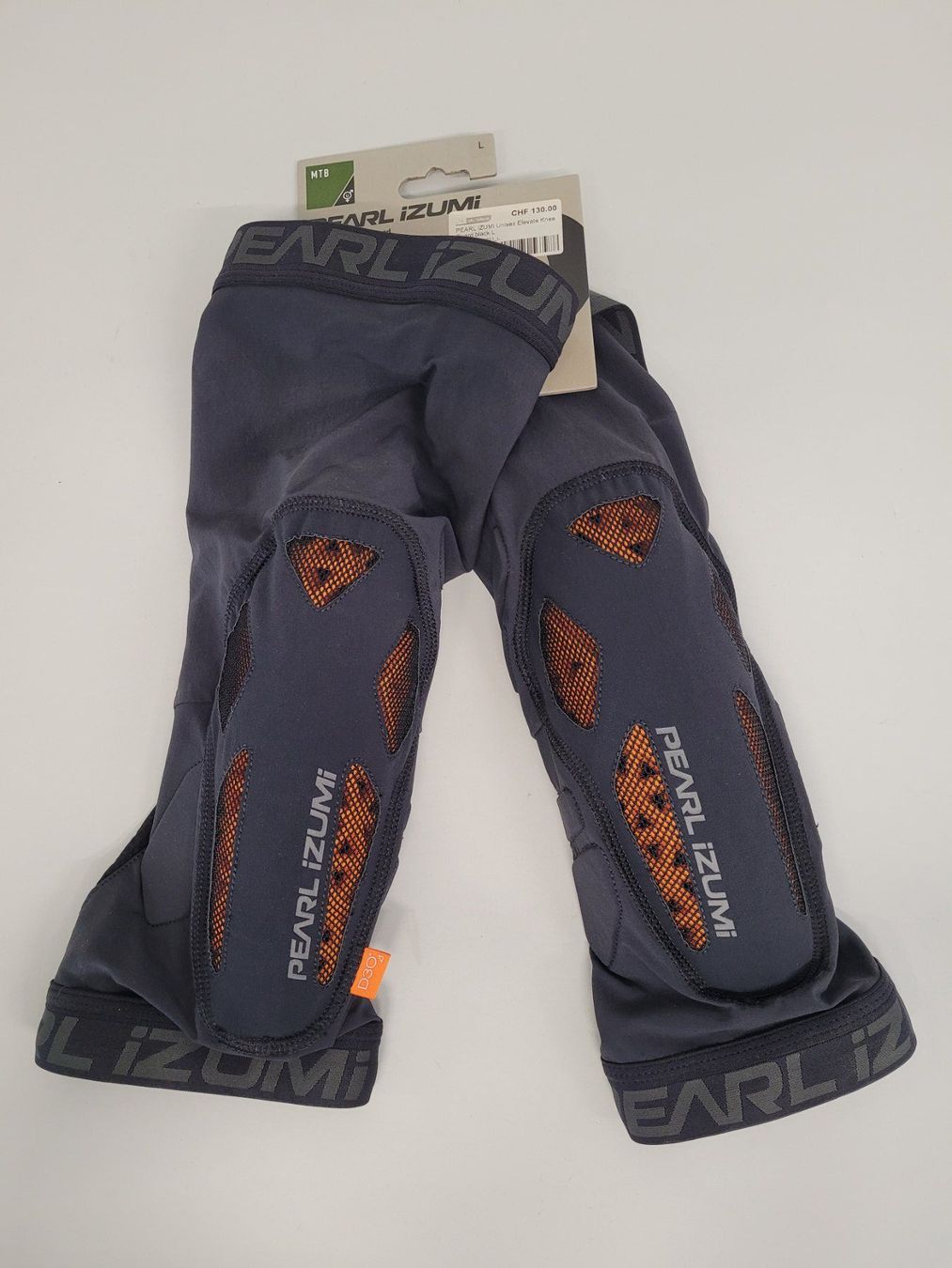 Pearl Izumi Protezioni & Imbottiture: Unisex Elevate Knee Guard black L – Nuovo e nell'imballaggio originale da Giswil venduto da mai_k7x7