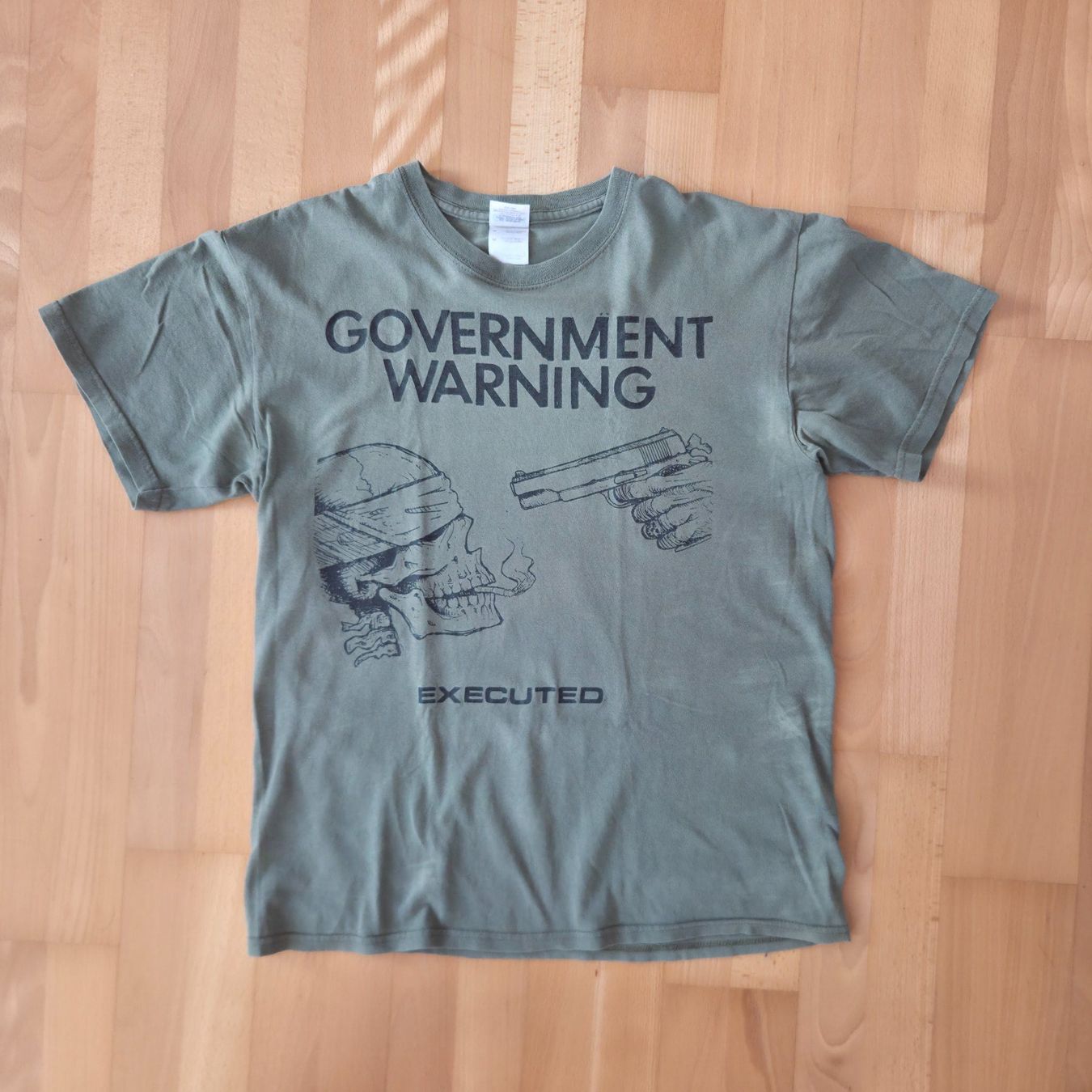 T-shirt: Government Warning Executed T-Shirt Olive Green Medium PUNK – Usato da Zürich venduto da Wickeddude