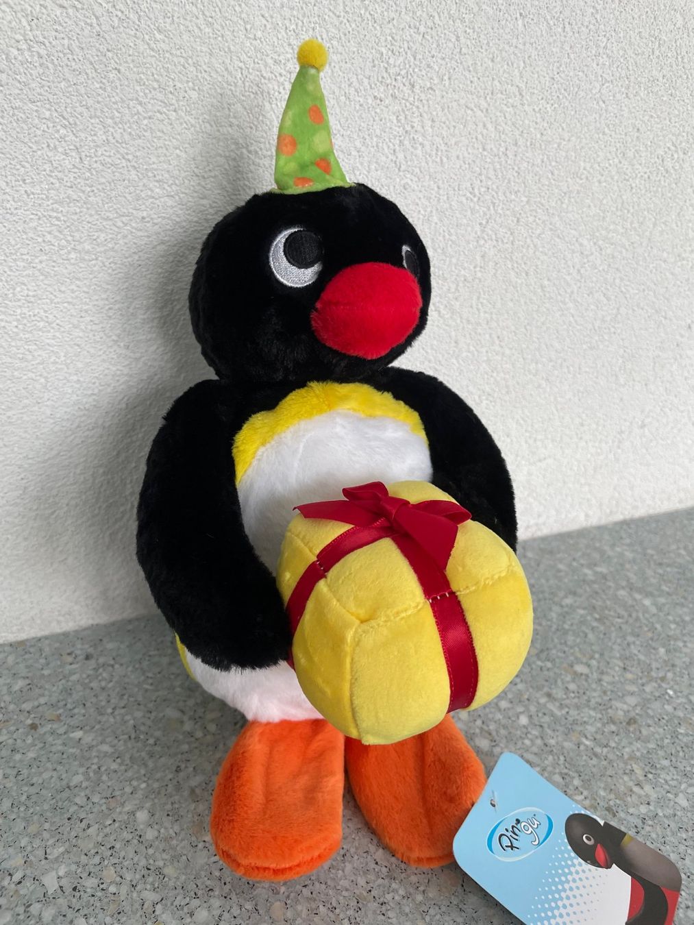 Statuette: PINGU mit Geschenkpäckli – Nuovo e nell'imballaggio originale da Schaffhausen venduto da krokodilgena 3