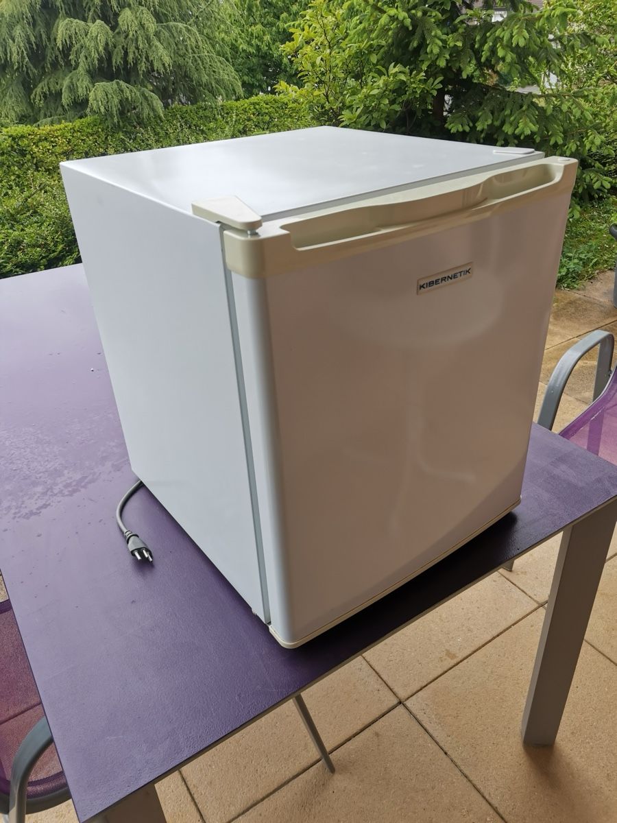 Kibernetik Frigoriferi: Mini-frigo compact Kibernetik 40L – Usato da Ollon VD venduto da Mmarsu