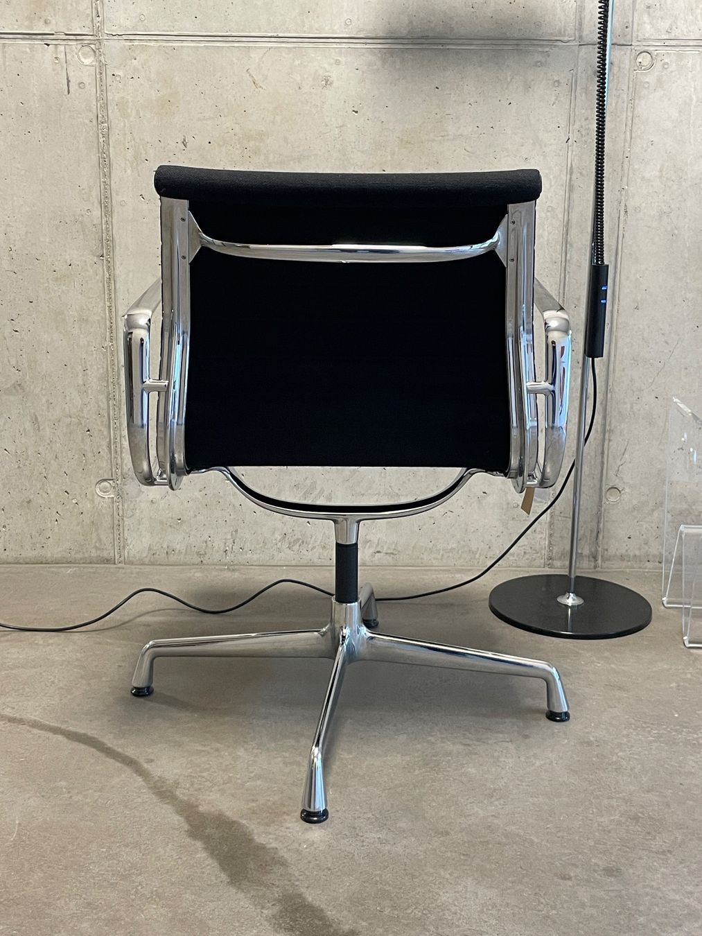Vitra Sessel: Eames Aluchair EA 108 schwarz – Gebraucht aus Zürich von starch.studio 2