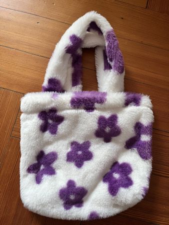 Adorable sac en peluche à fleurs violettes, comme neuf!