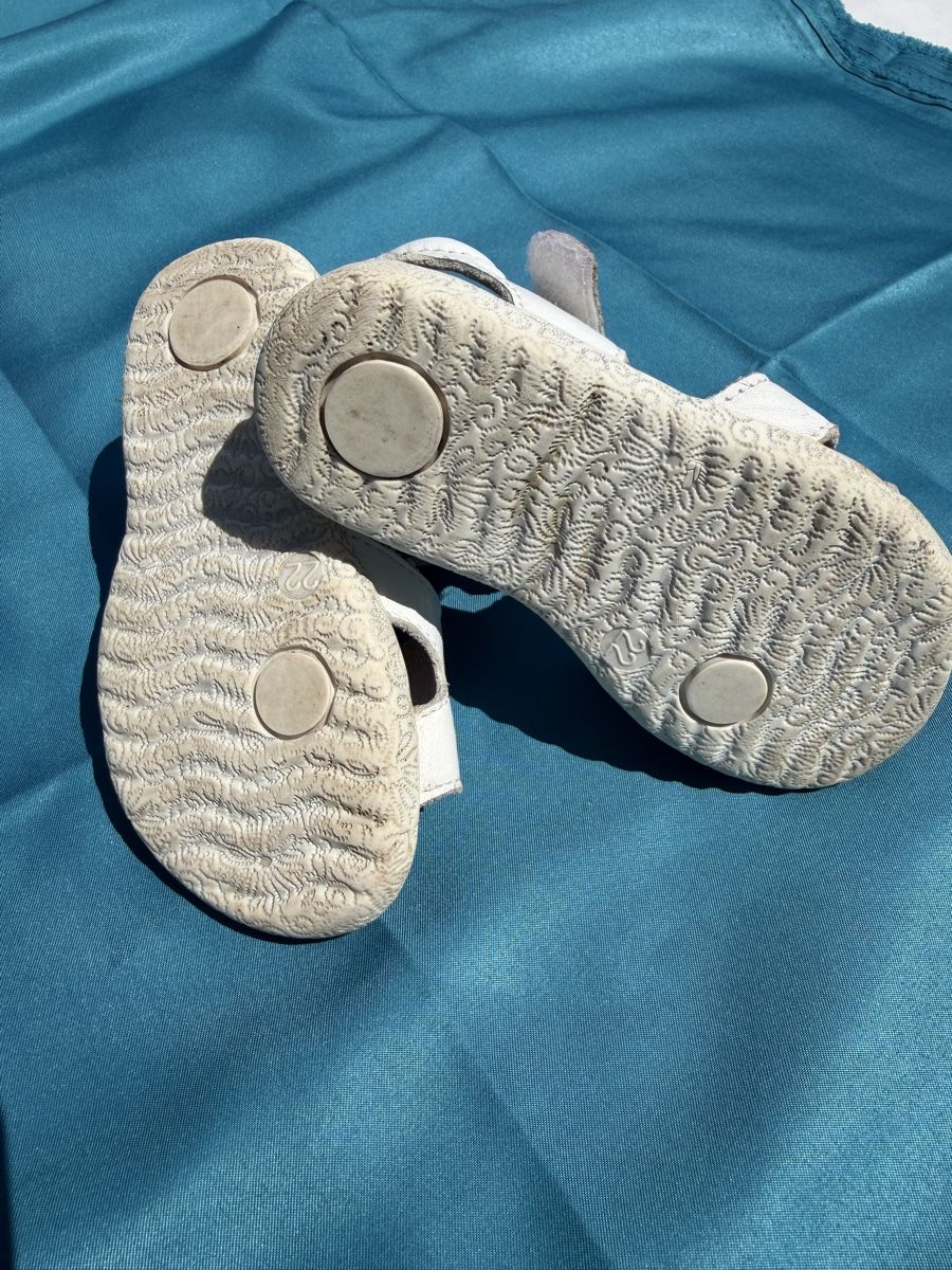 Scarpe per ragazze: Kinder Sandalen weiss Grösse 22 – Usato da Hettlingen venduto da SaMiViJu 1