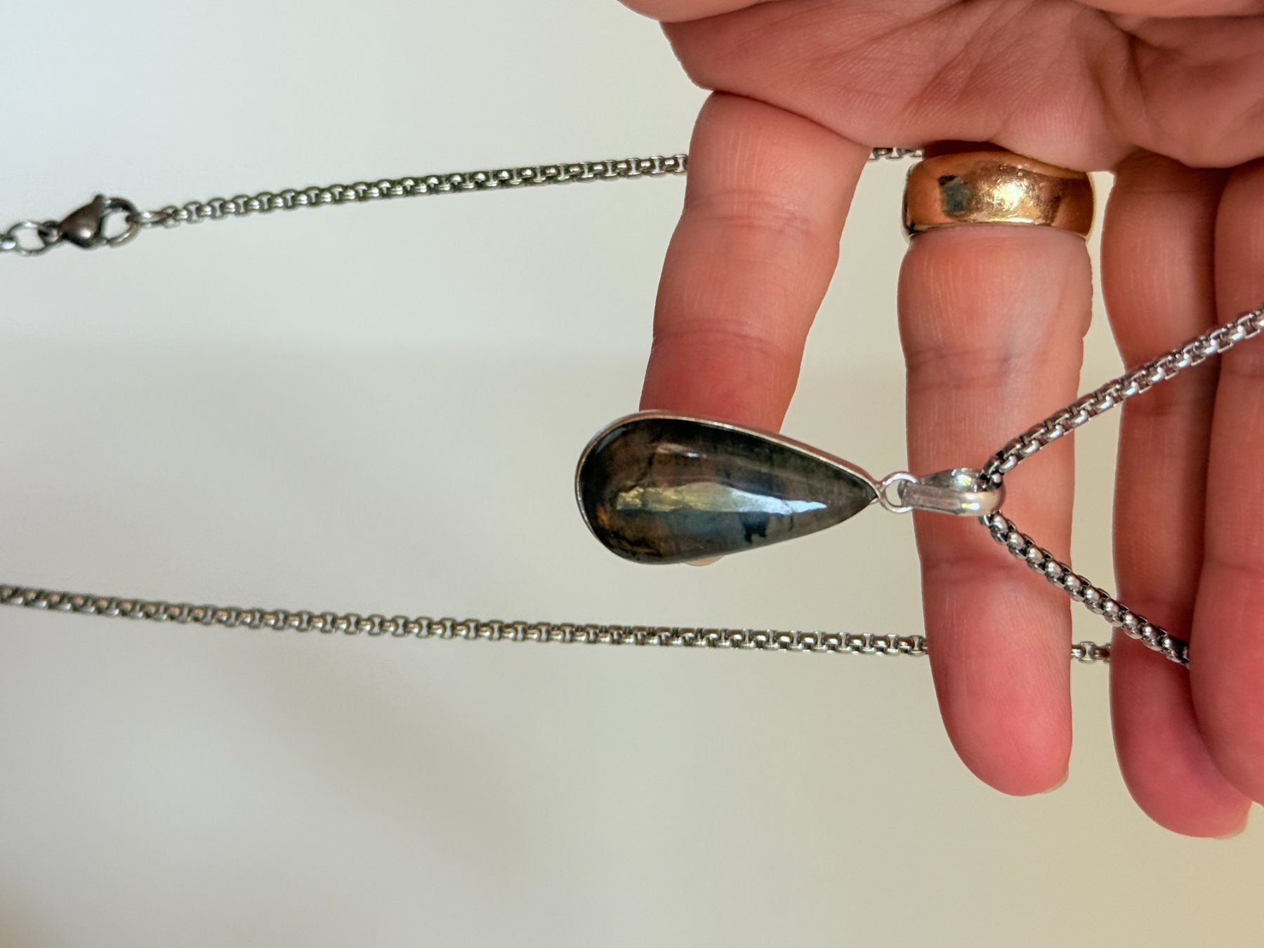 Catenine: Pendentif Labradorite forme goutte neuf – Nuovo e nell'imballaggio originale da Genève venduto da AGBERG 8