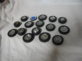 KONVOLUT: ERSATZTEILE  PNEUS / RÄDER  3,5, 4 UND 4,5 CM 1:18