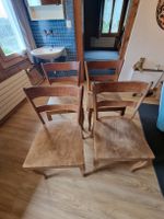 4 antike Holzstühle im Landhausstil, restaurierungsbedürftig
