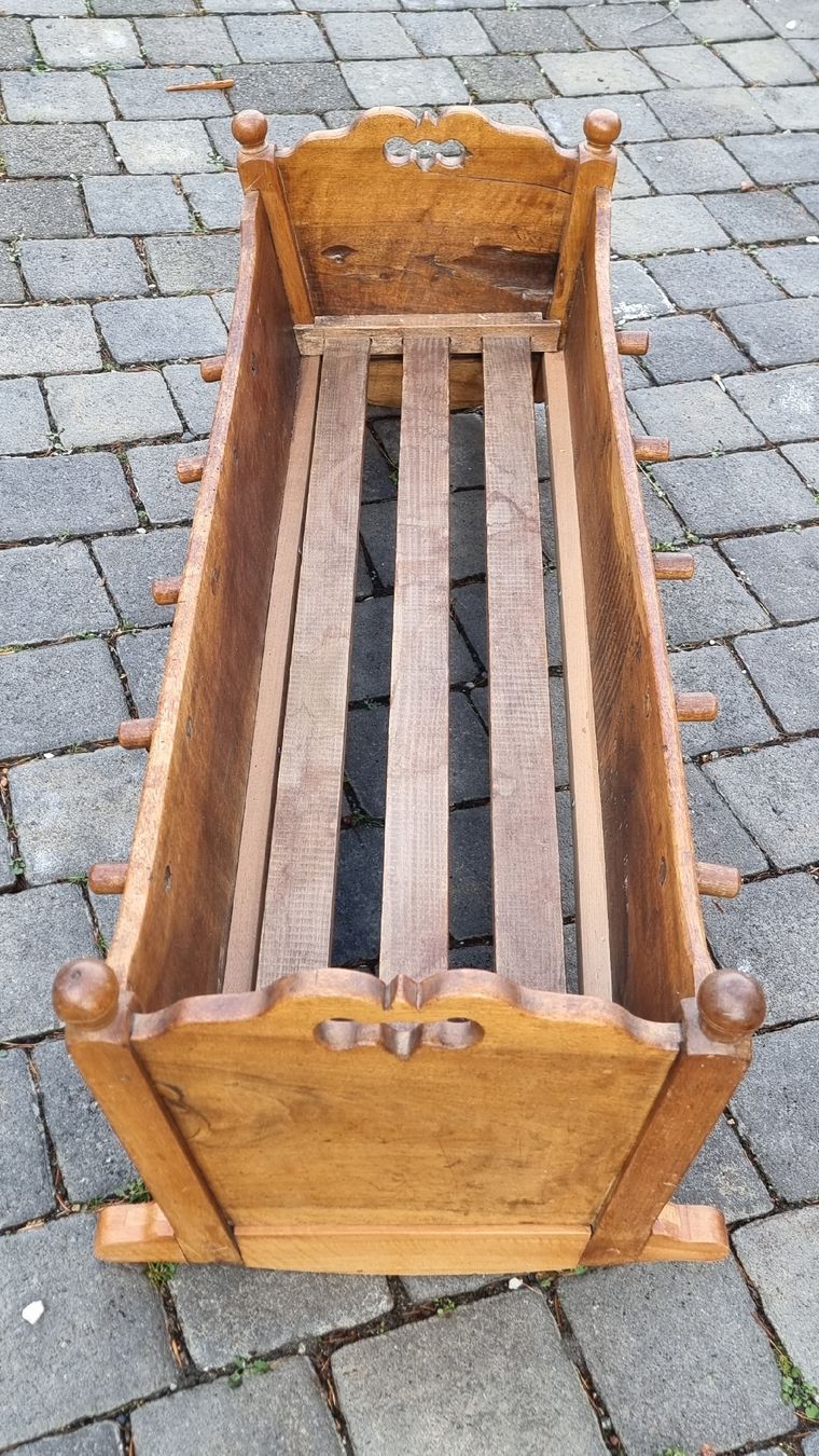 Holzartikel: Kleine Wiege Antik Nussbaumm – Gebraucht aus Sils im Domleschg von platin01 4