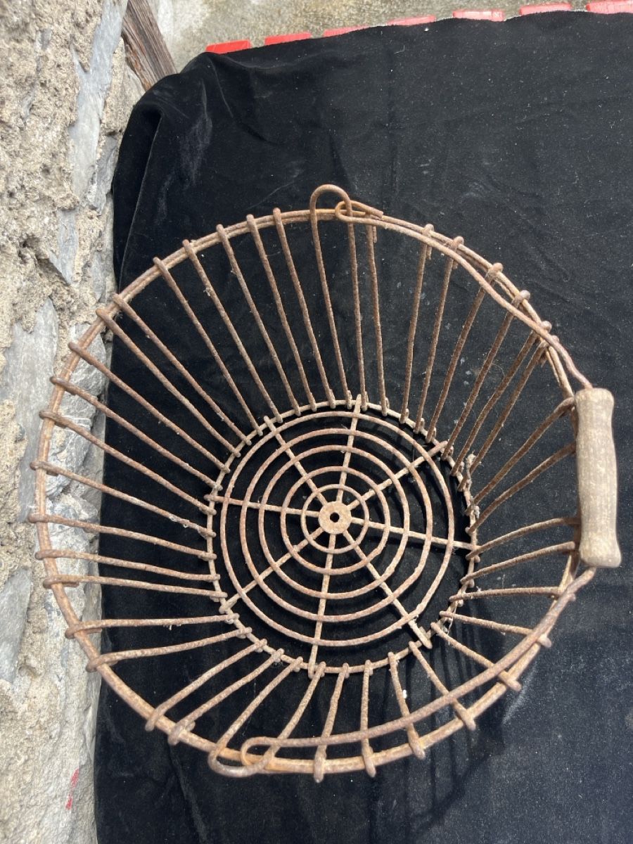 Sonstige Antiquitäten & Kunst: Altes Drahtkorb mit Holzgriff Ch – Gebraucht aus Brienz BE von hey_z9vg 1