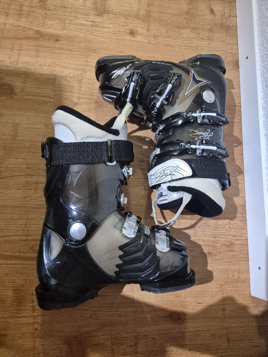 Scarpe da donna: atomic skischuhe 23-23.5cm – Usato da Spiez venduto da V.H.K. 3