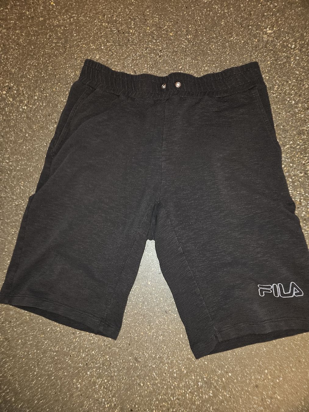 Fila Pantaloni: Fila Shorts Herren Anthrazit Grösse M  – Usato da Anwil venduto da tamoos