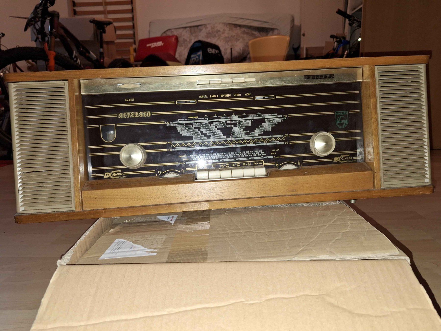 Philips Radios: Röhrenradio Philips Reverbeo – Defekt aus Seltisberg von Phibs
